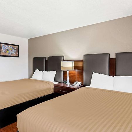 Econo Lodge Emporia Bagian luar foto