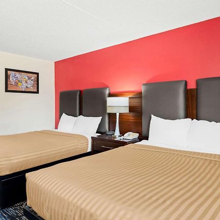 Econo Lodge Emporia Bagian luar foto