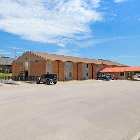 Econo Lodge Emporia Bagian luar foto