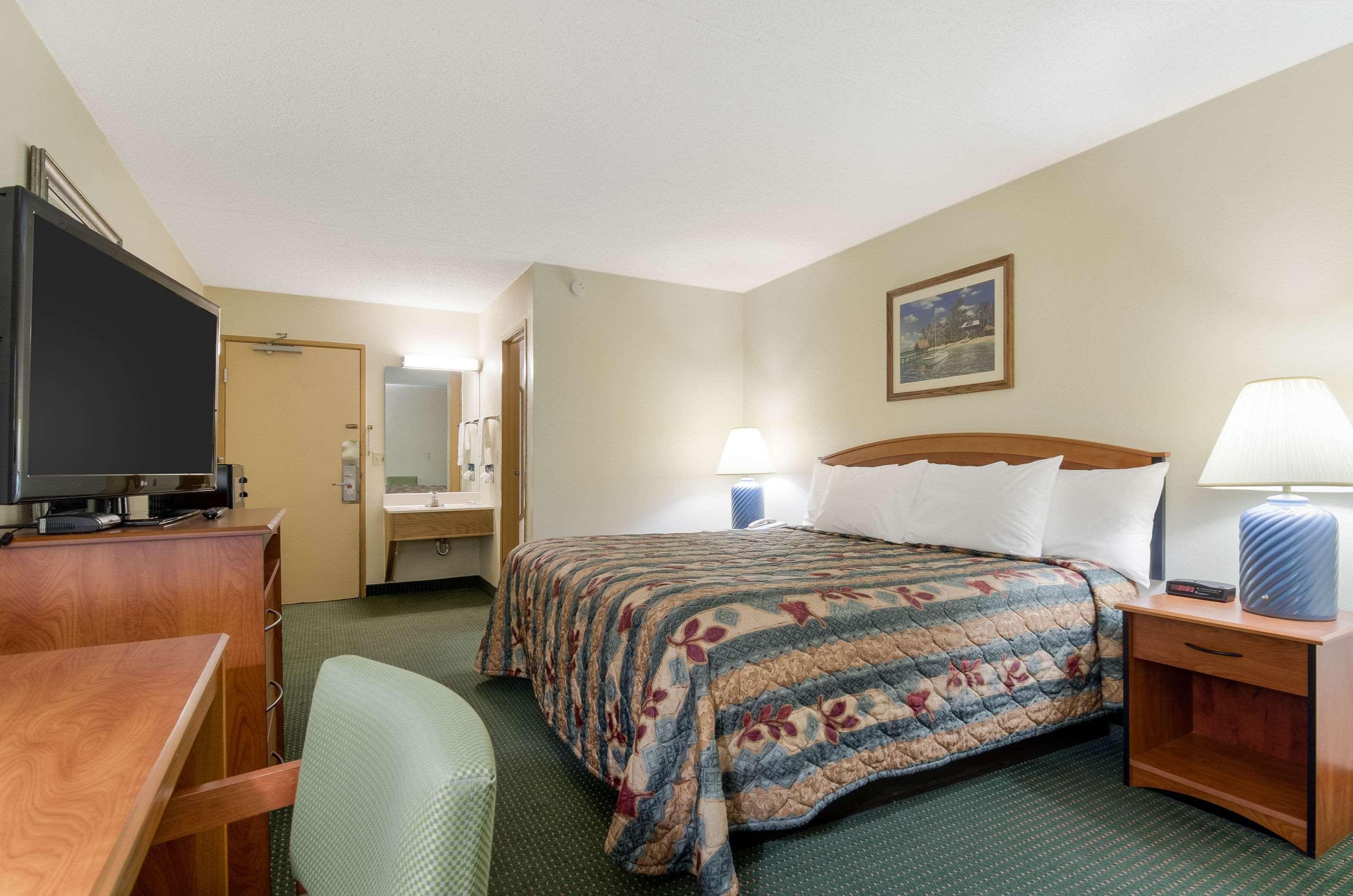 Econo Lodge Emporia Bagian luar foto