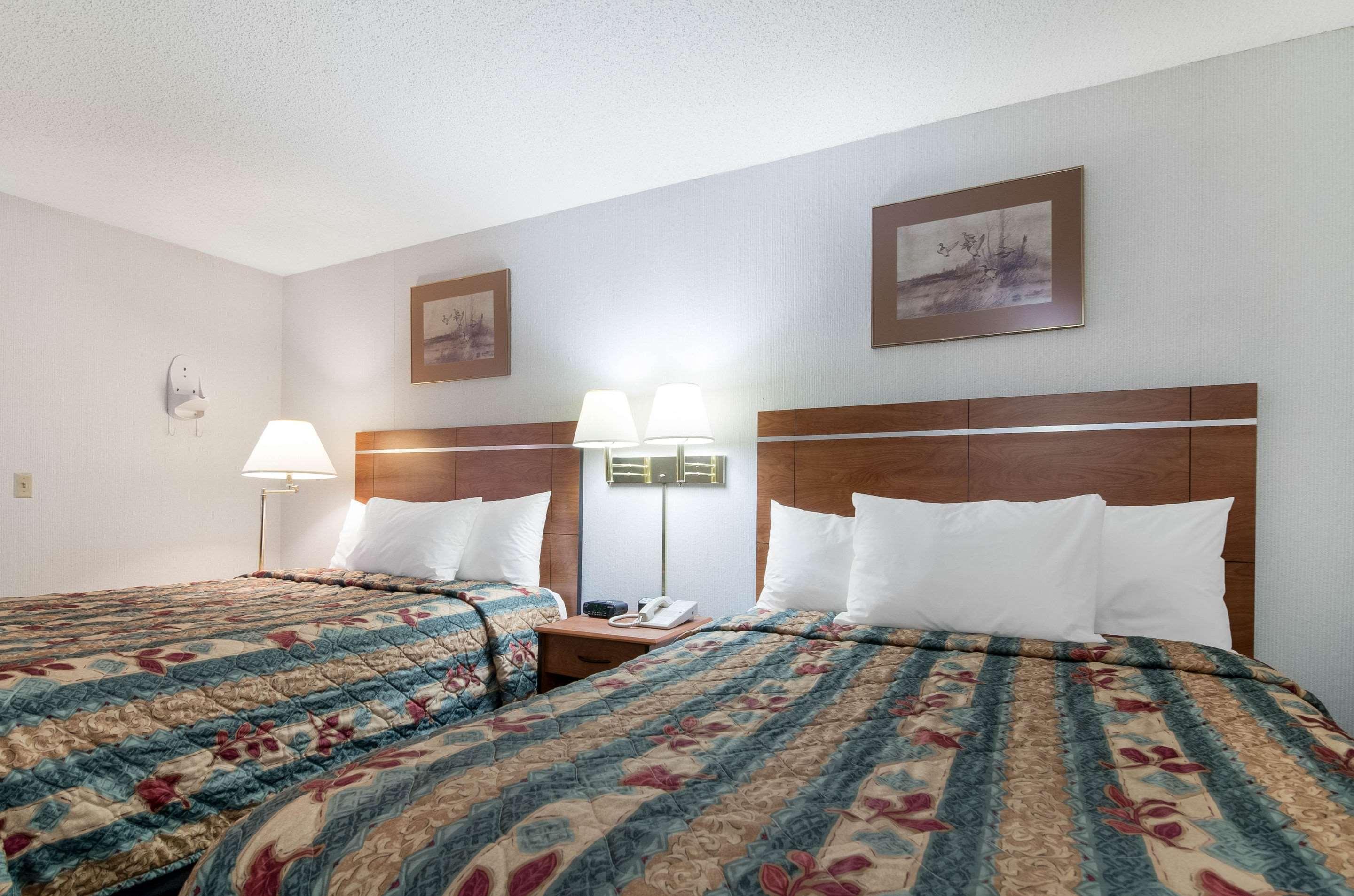 Econo Lodge Emporia Bagian luar foto