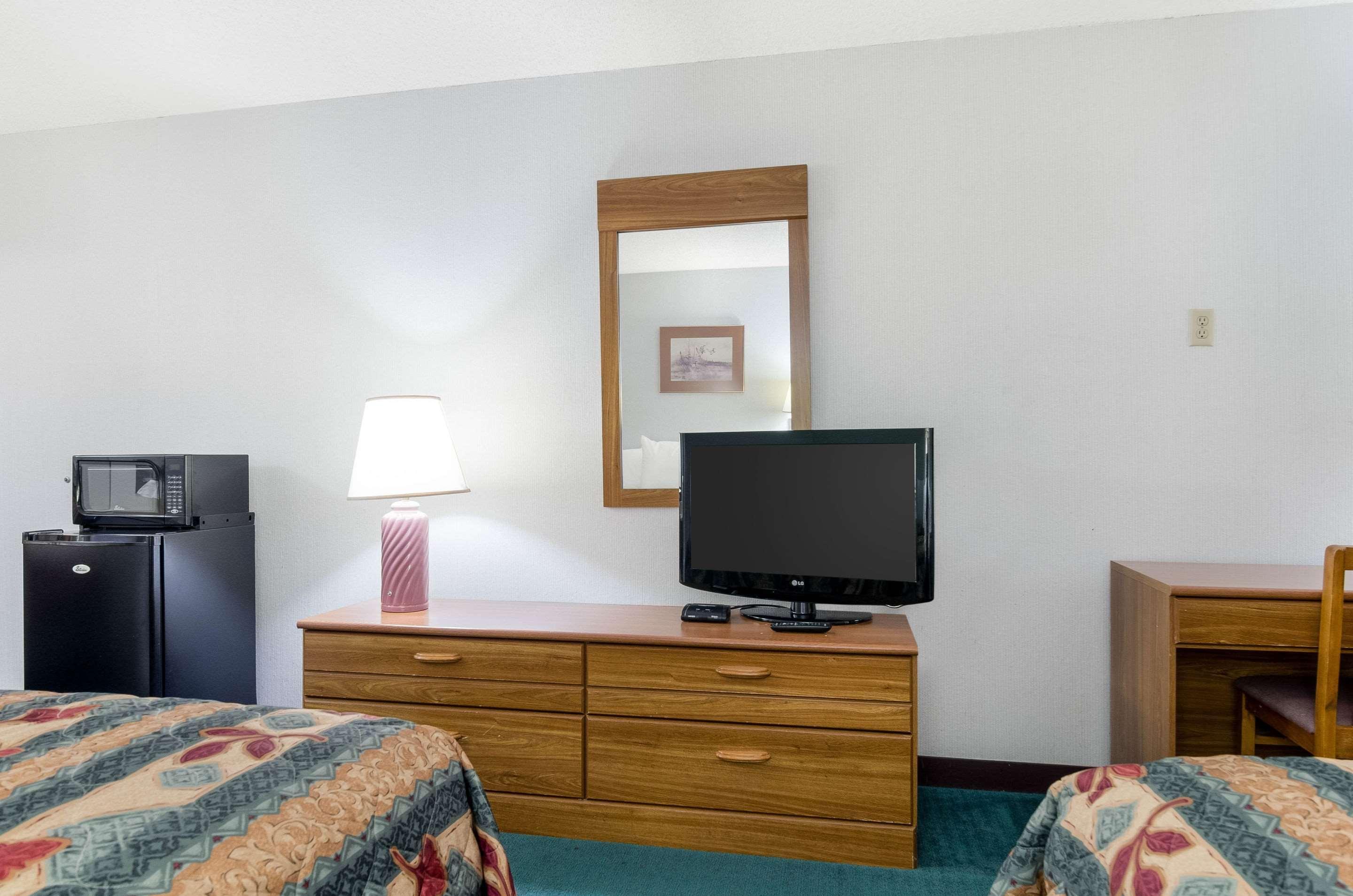Econo Lodge Emporia Bagian luar foto