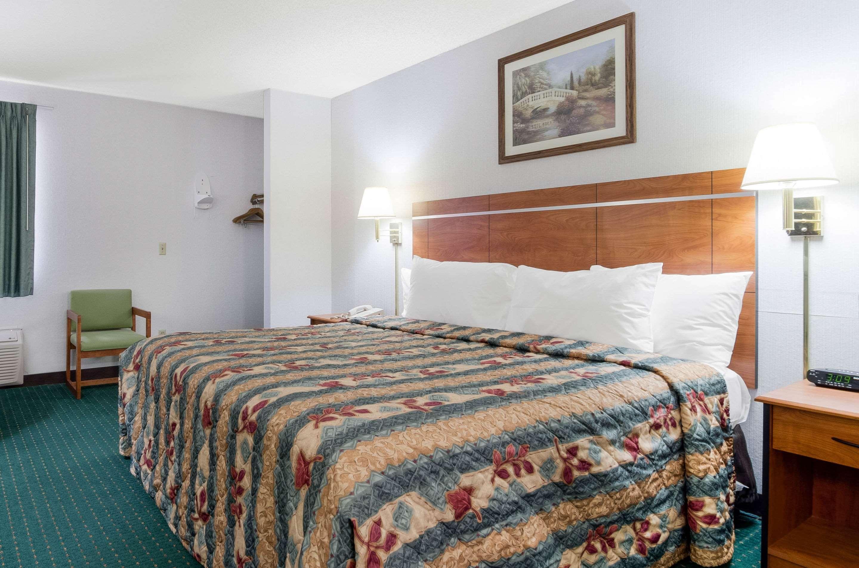 Econo Lodge Emporia Bagian luar foto