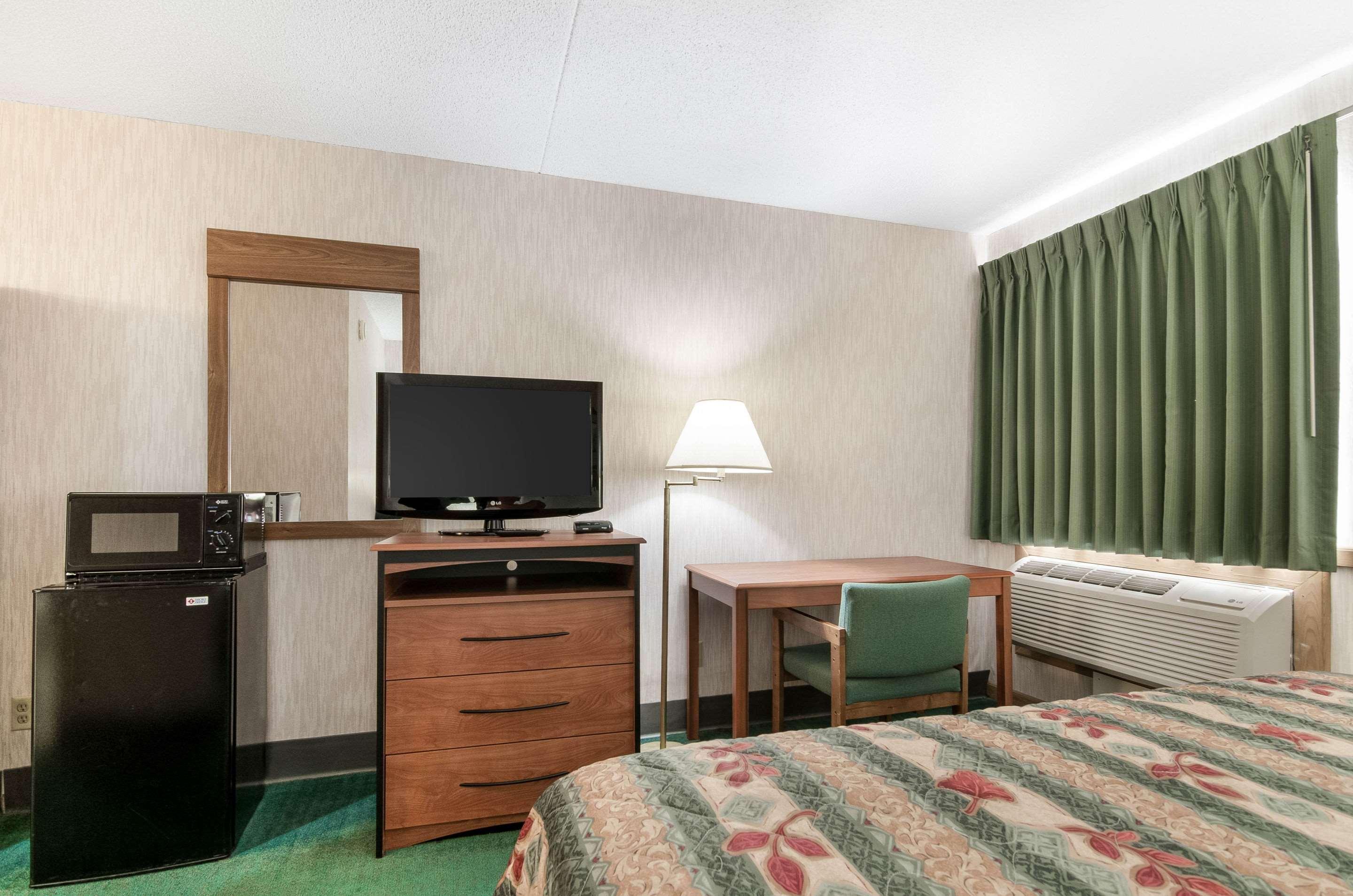 Econo Lodge Emporia Bagian luar foto
