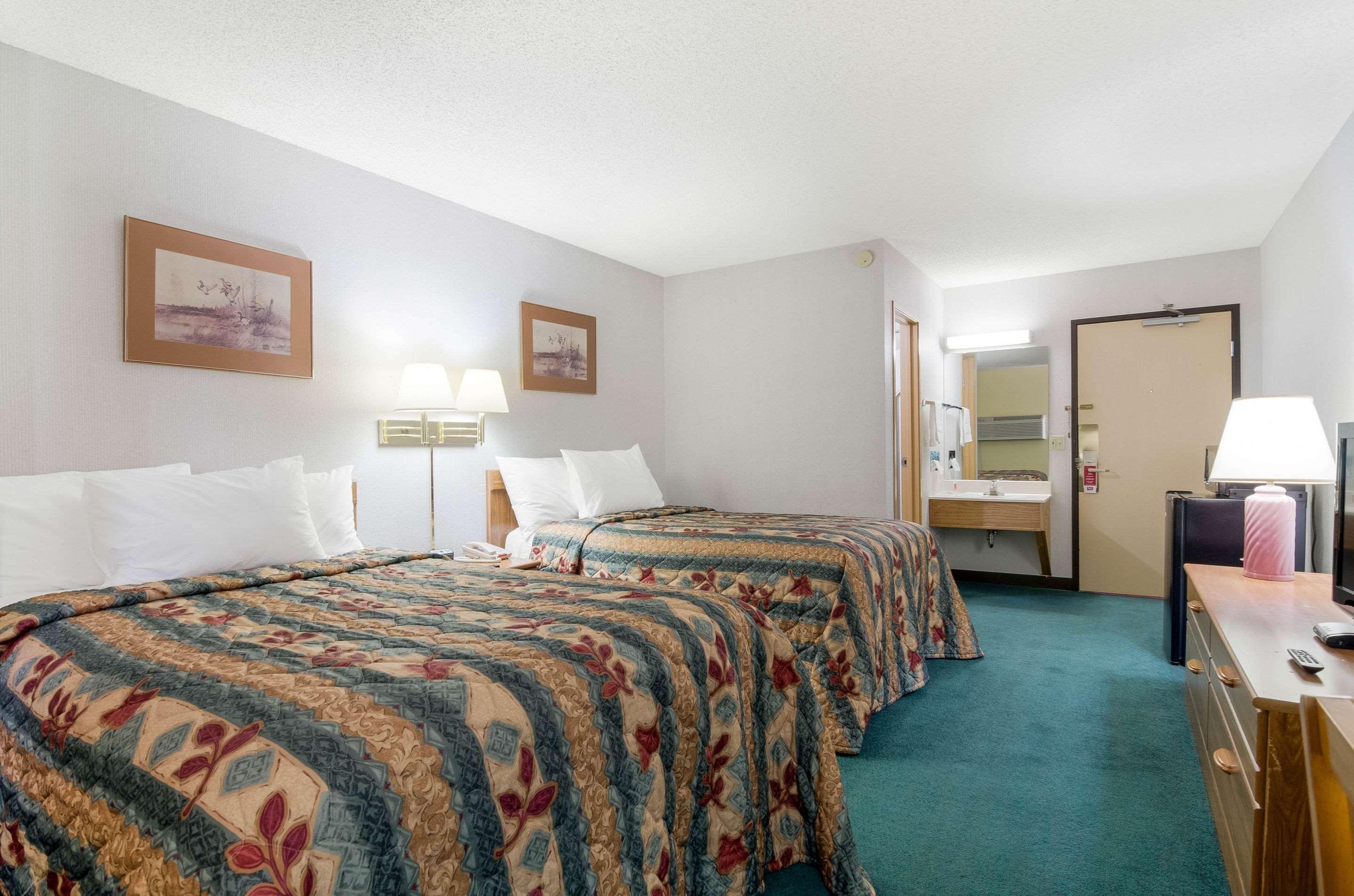 Econo Lodge Emporia Bagian luar foto