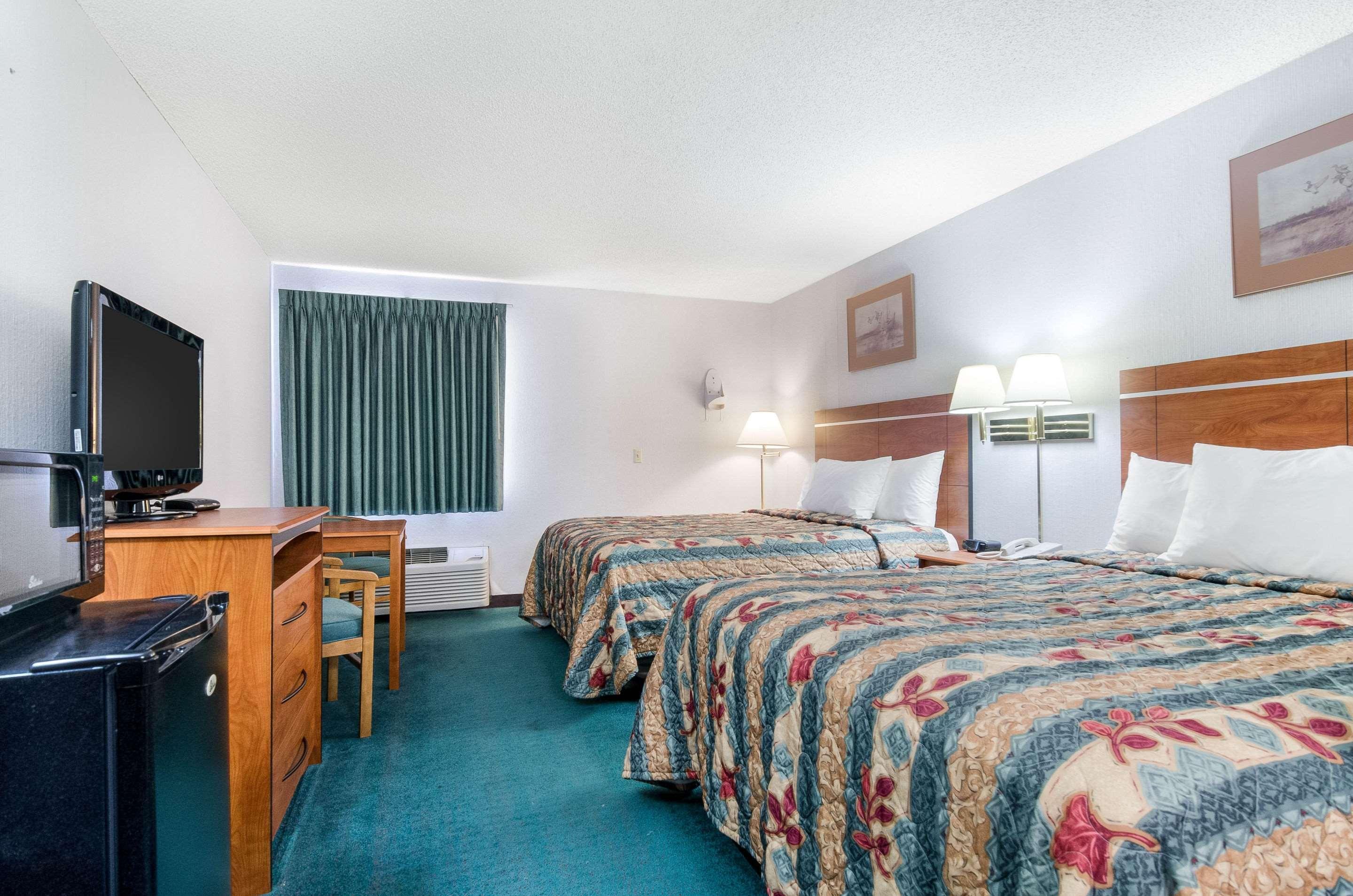 Econo Lodge Emporia Bagian luar foto