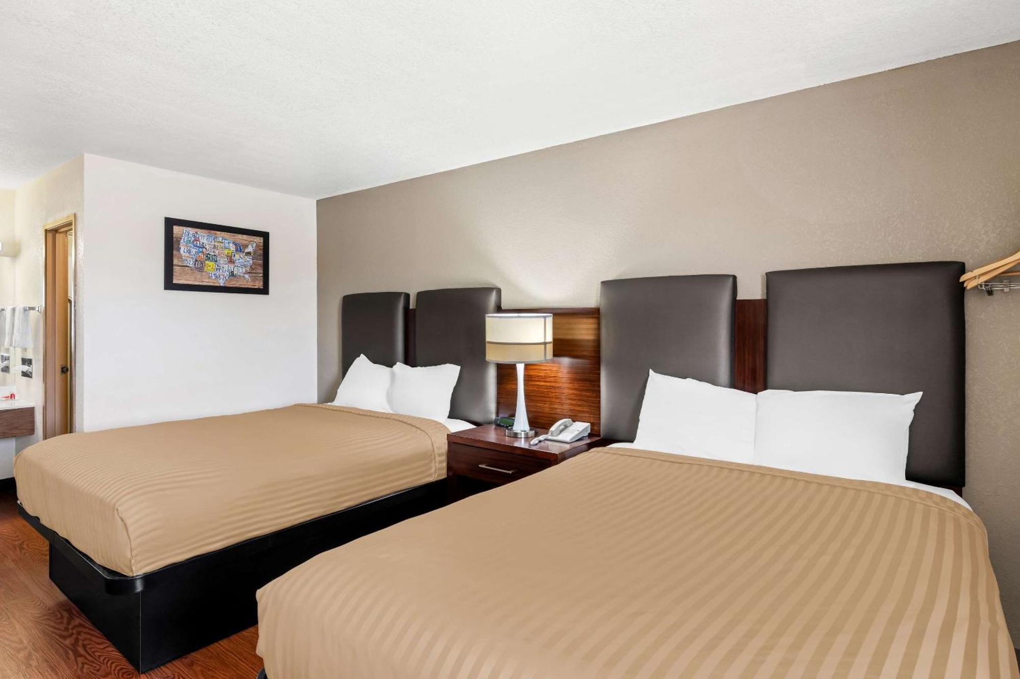 Econo Lodge Emporia Bagian luar foto