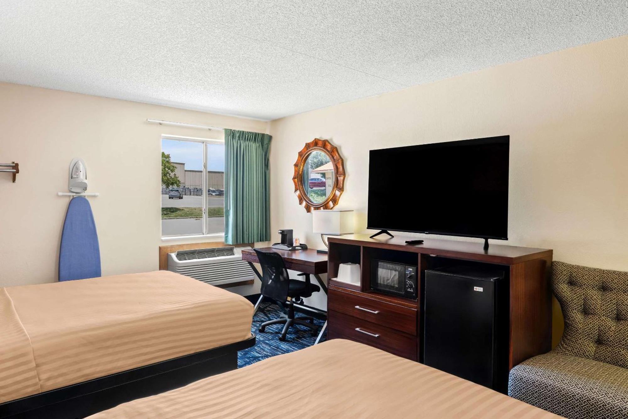 Econo Lodge Emporia Bagian luar foto