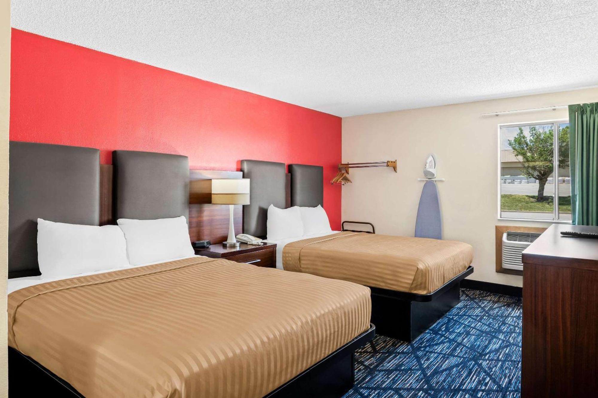 Econo Lodge Emporia Bagian luar foto