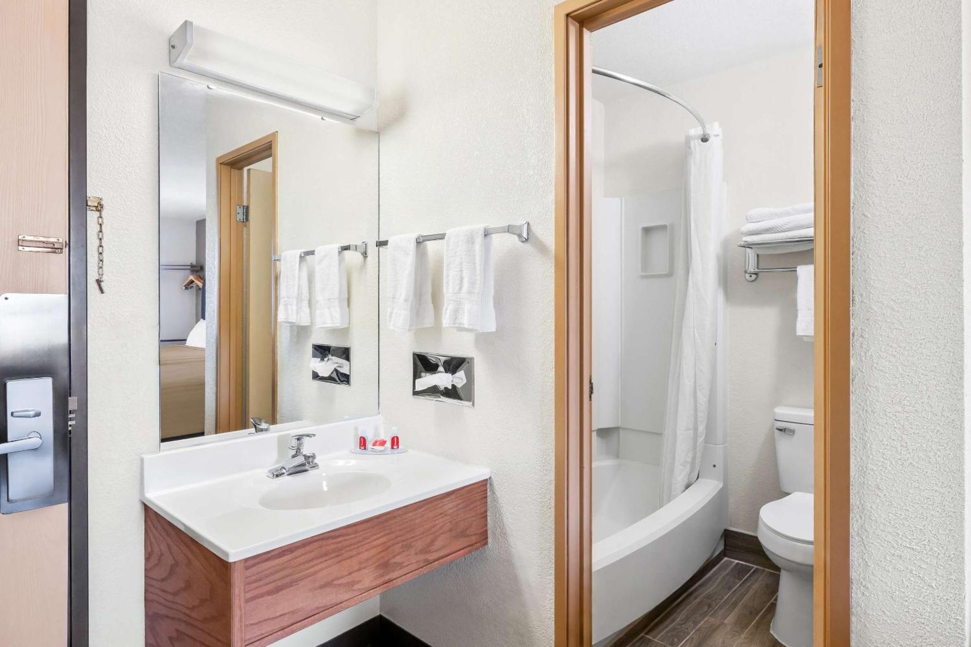 Econo Lodge Emporia Bagian luar foto