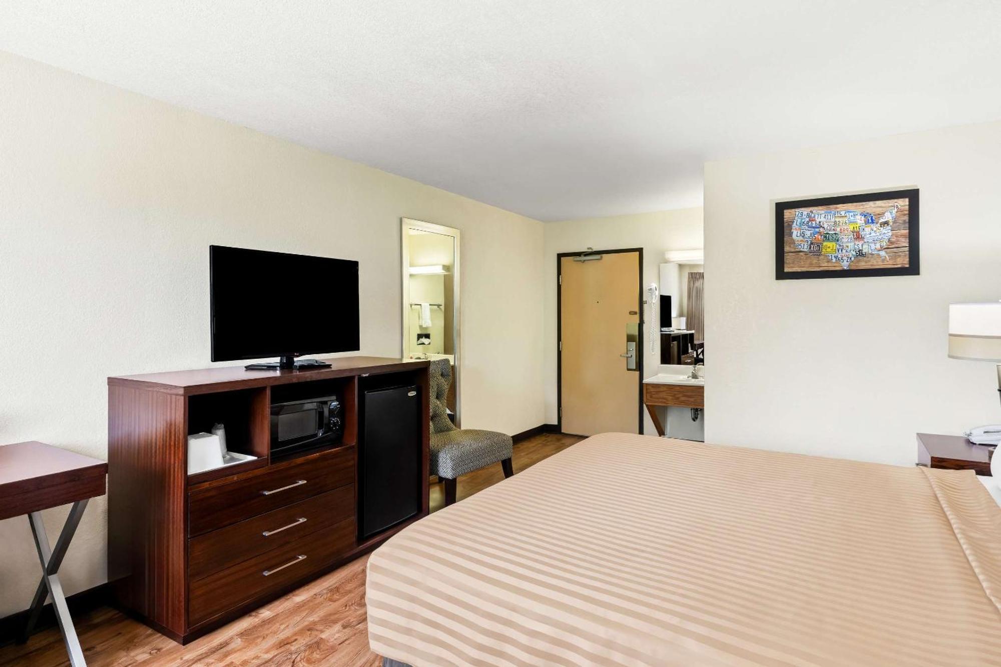 Econo Lodge Emporia Bagian luar foto