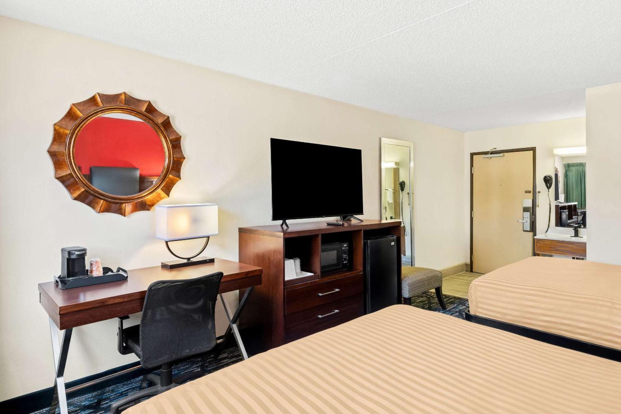 Econo Lodge Emporia Bagian luar foto