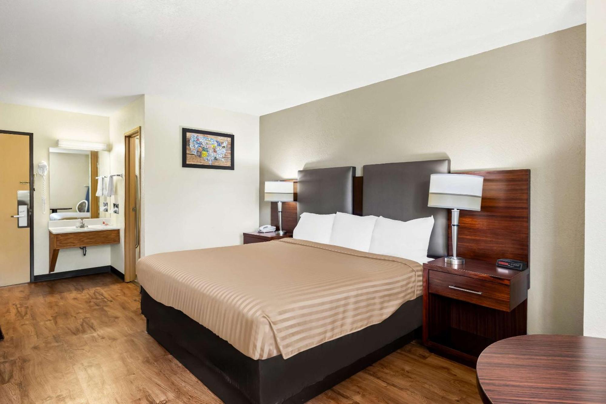 Econo Lodge Emporia Bagian luar foto