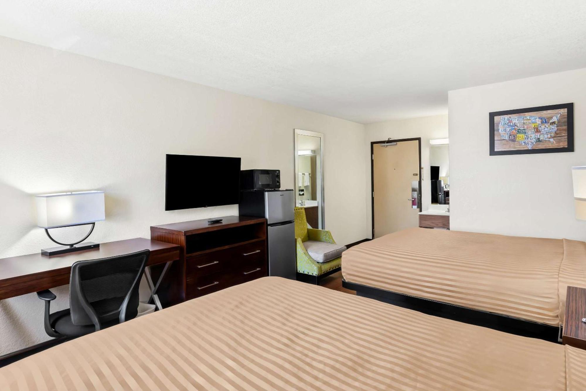 Econo Lodge Emporia Bagian luar foto