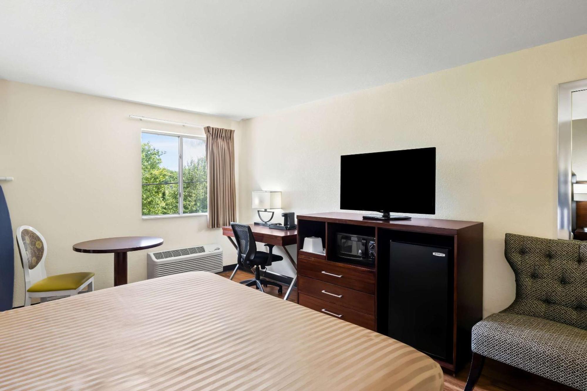 Econo Lodge Emporia Bagian luar foto