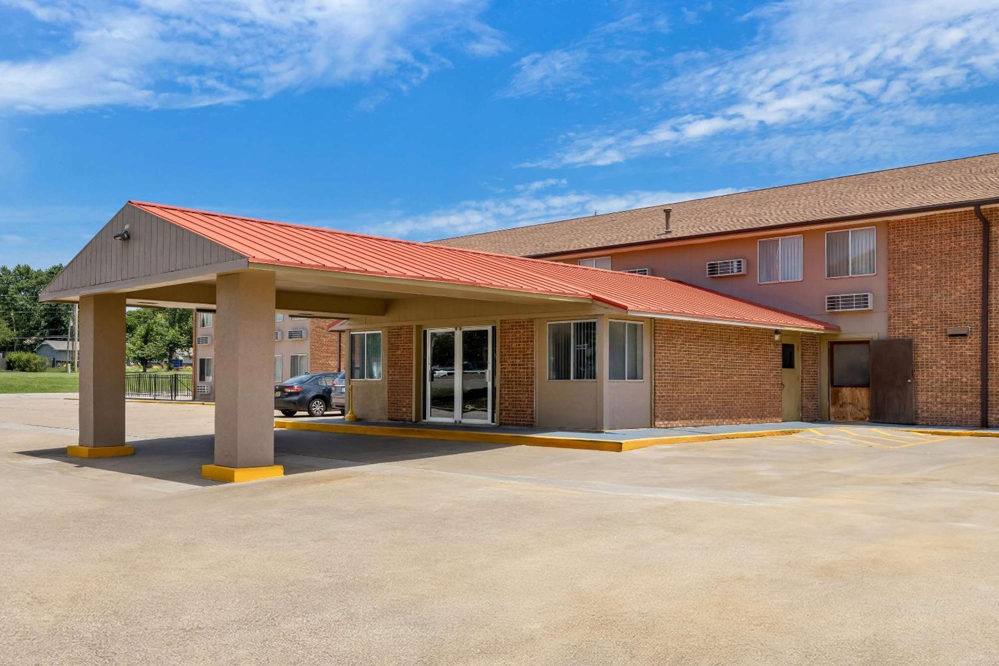 Econo Lodge Emporia Bagian luar foto