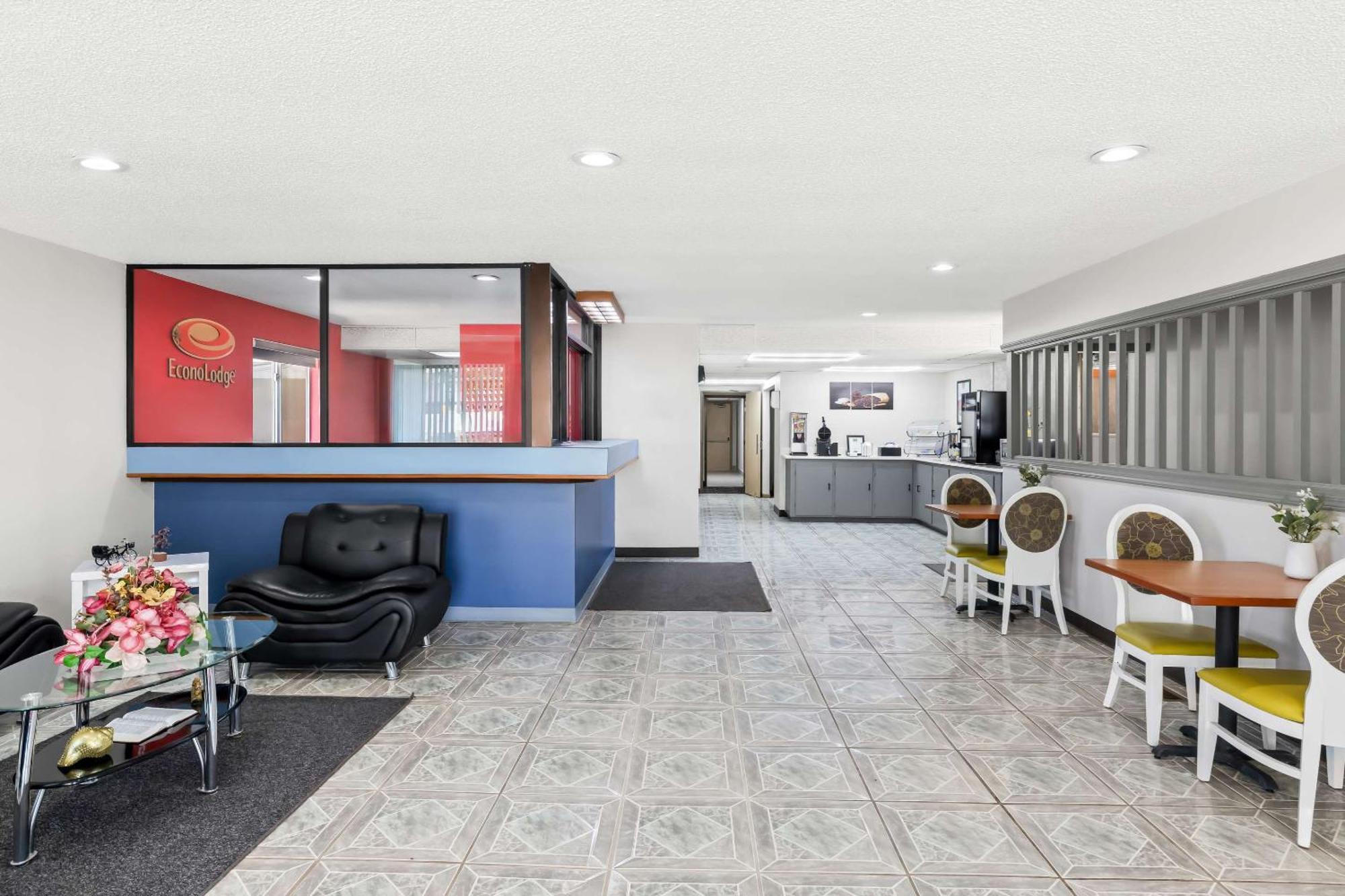 Econo Lodge Emporia Bagian luar foto