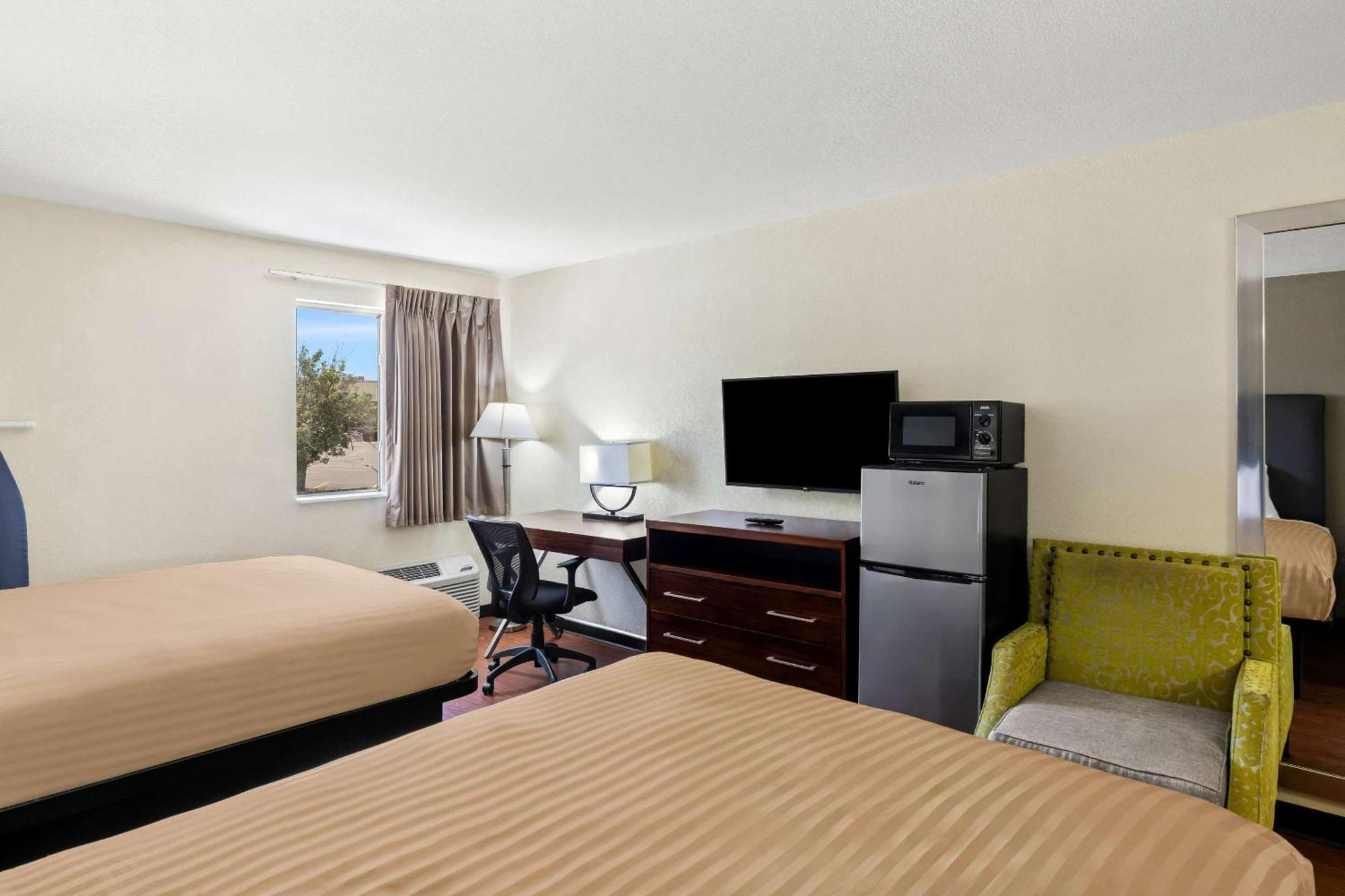 Econo Lodge Emporia Bagian luar foto