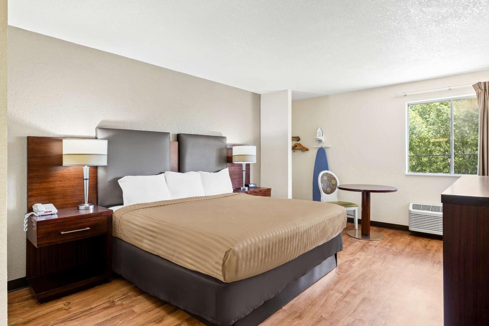 Econo Lodge Emporia Bagian luar foto