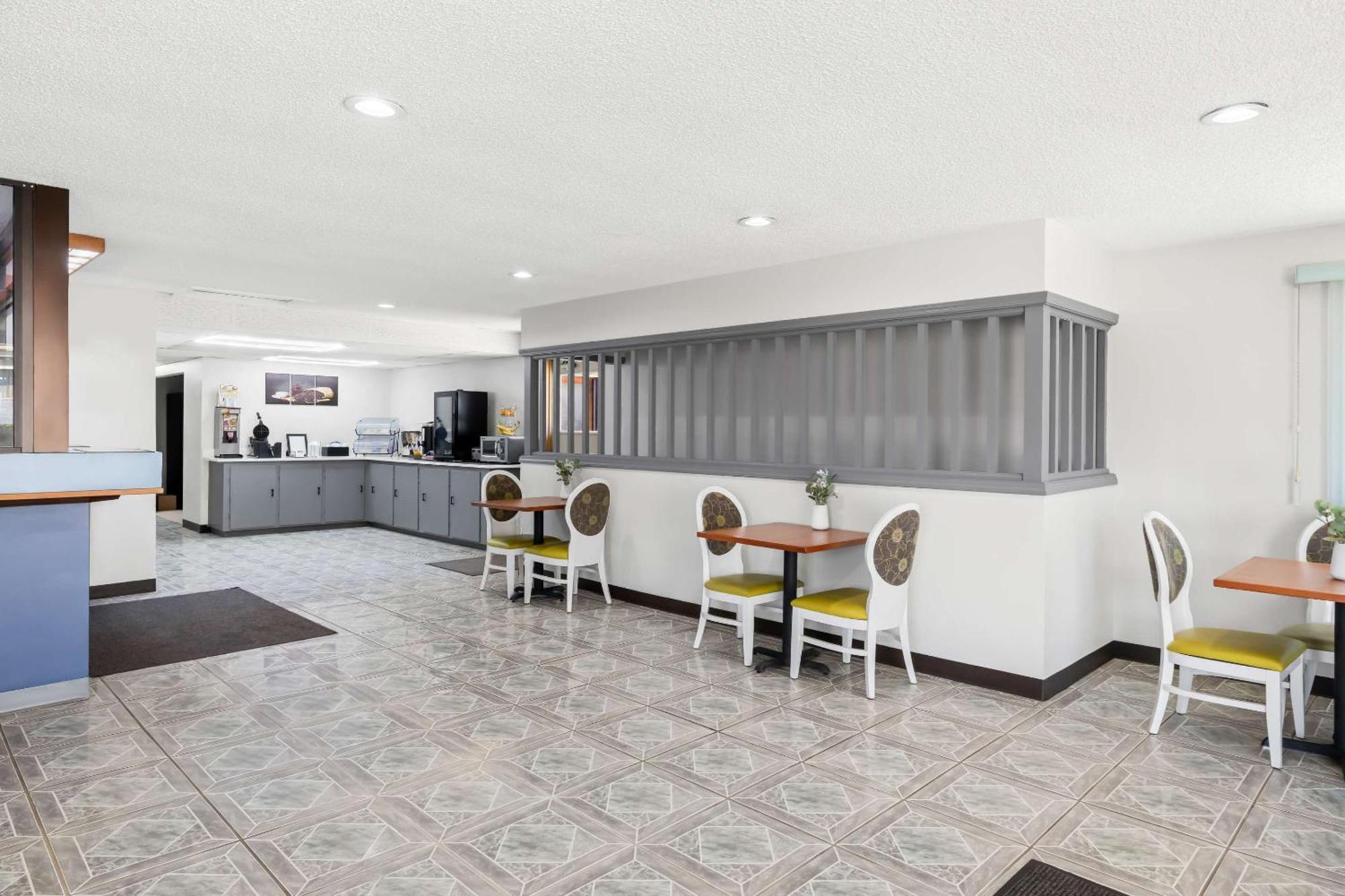 Econo Lodge Emporia Bagian luar foto