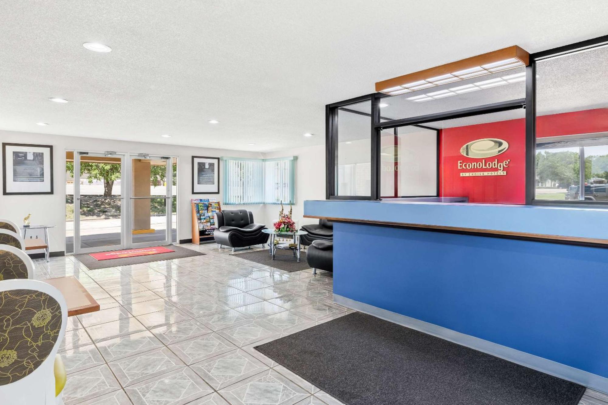Econo Lodge Emporia Bagian luar foto