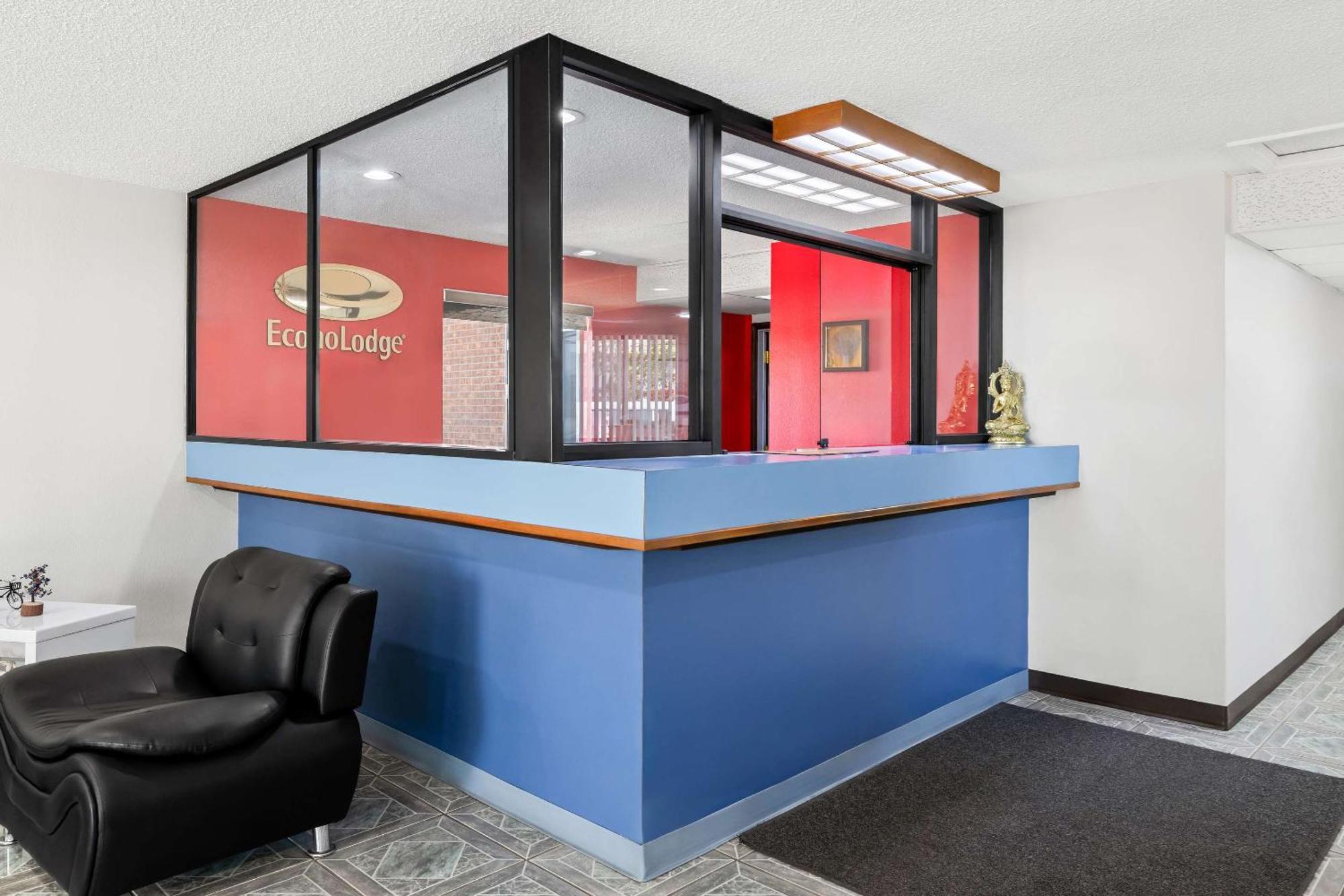 Econo Lodge Emporia Bagian luar foto