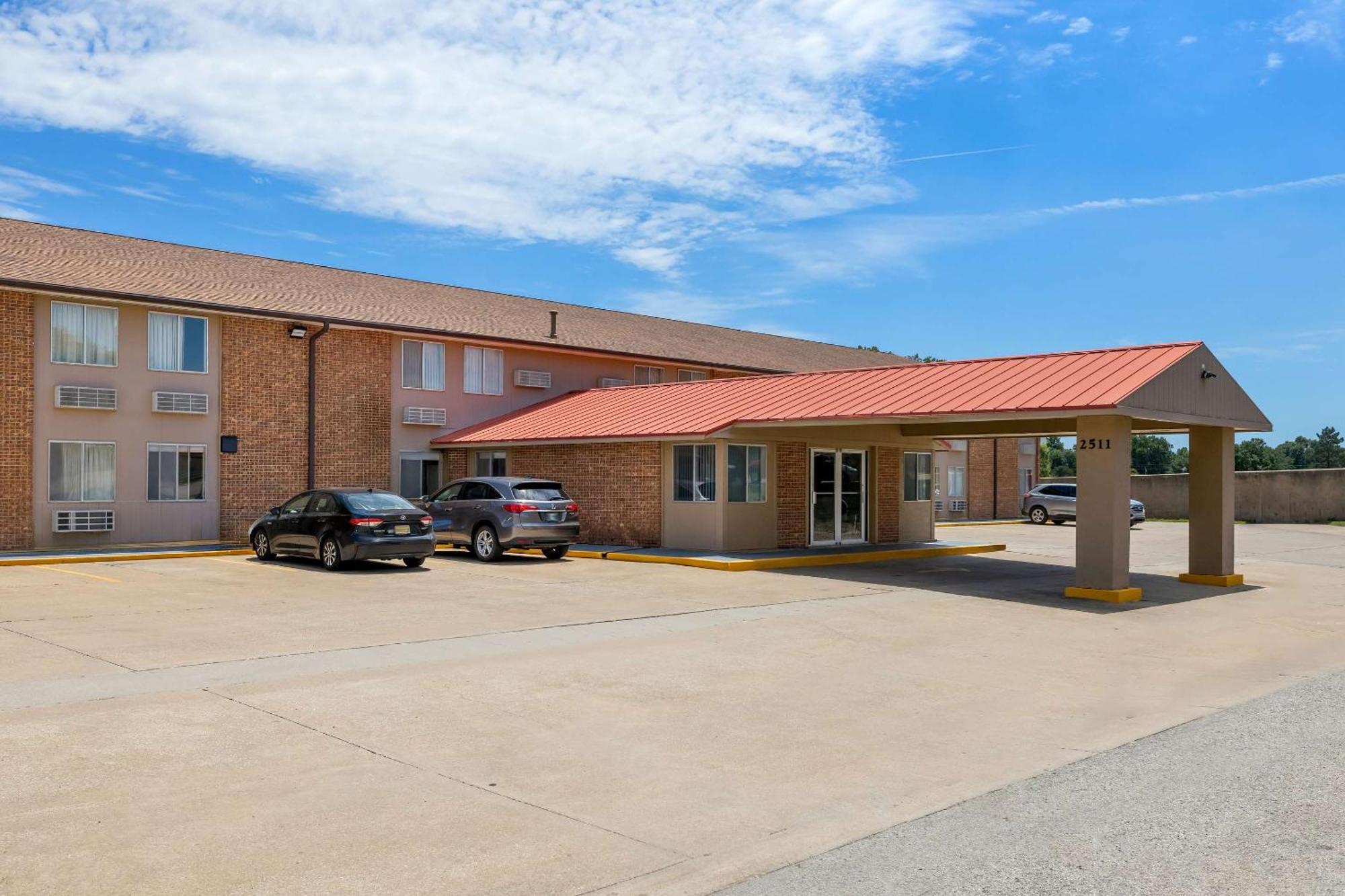 Econo Lodge Emporia Bagian luar foto