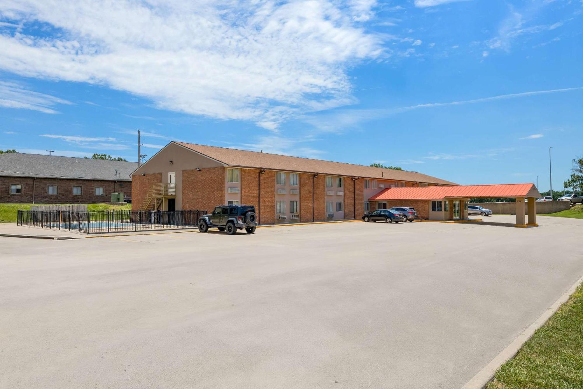 Econo Lodge Emporia Bagian luar foto