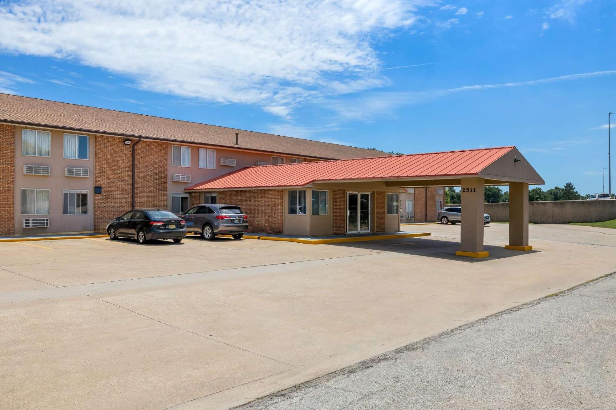 Econo Lodge Emporia Bagian luar foto