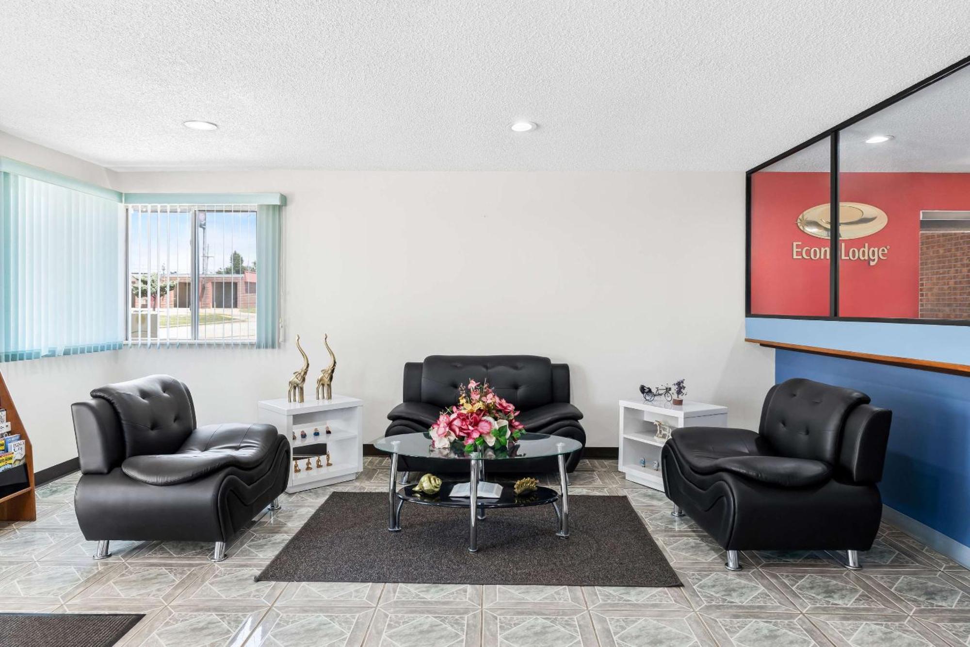 Econo Lodge Emporia Bagian luar foto