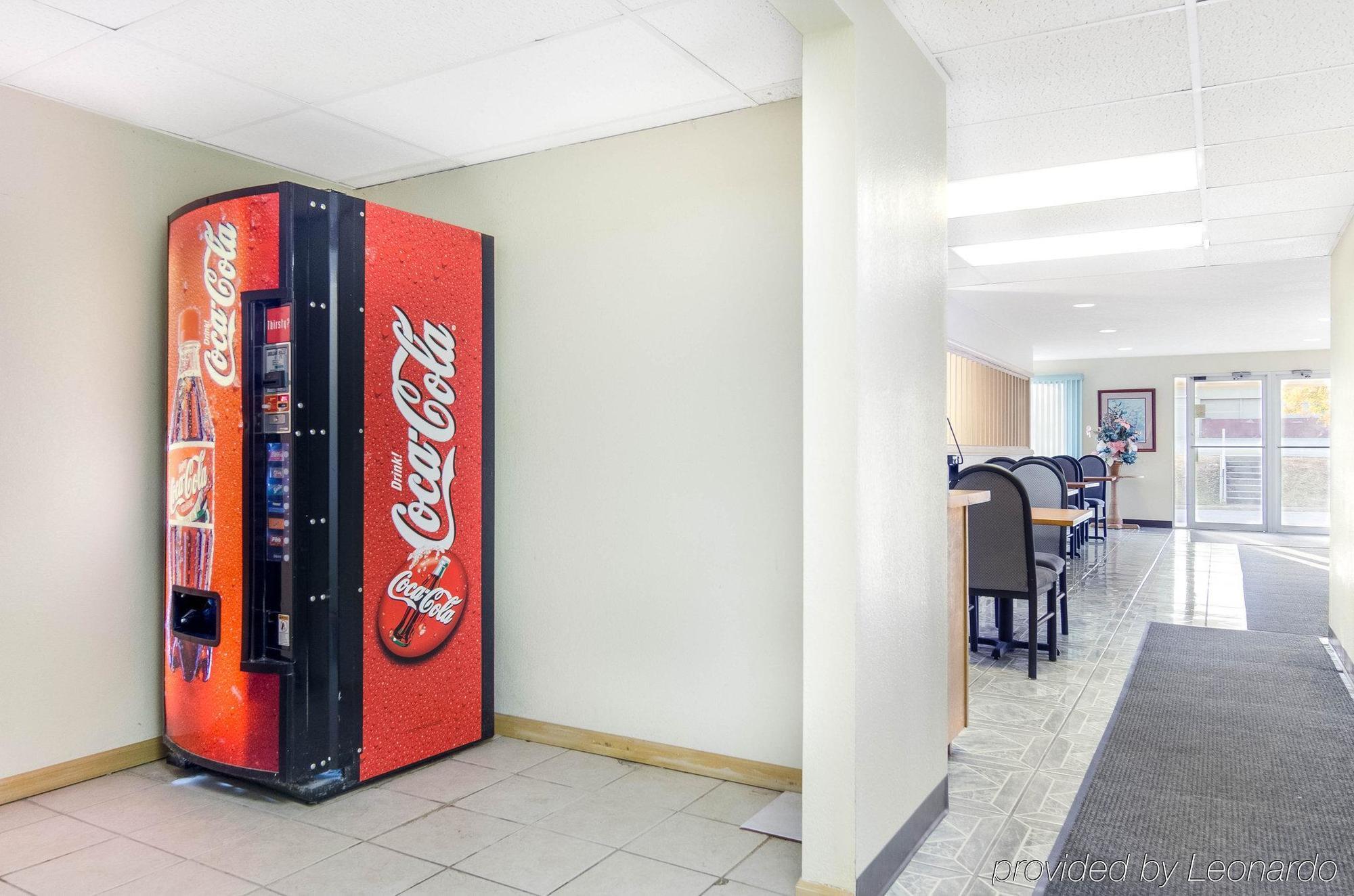 Econo Lodge Emporia Bagian luar foto